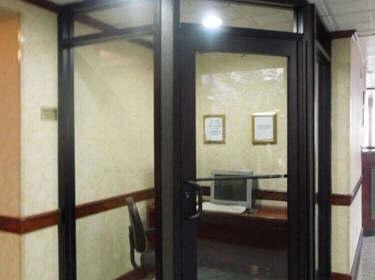 Отель Red Carpet Inn & Suites