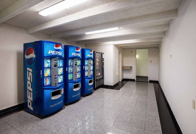 Отель Red Carpet Inn & Suites