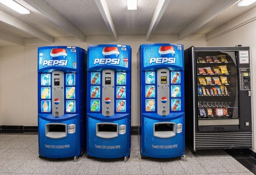 Отель Red Carpet Inn & Suites