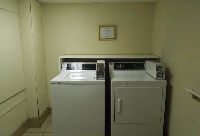 Отель Red Carpet Inn & Suites