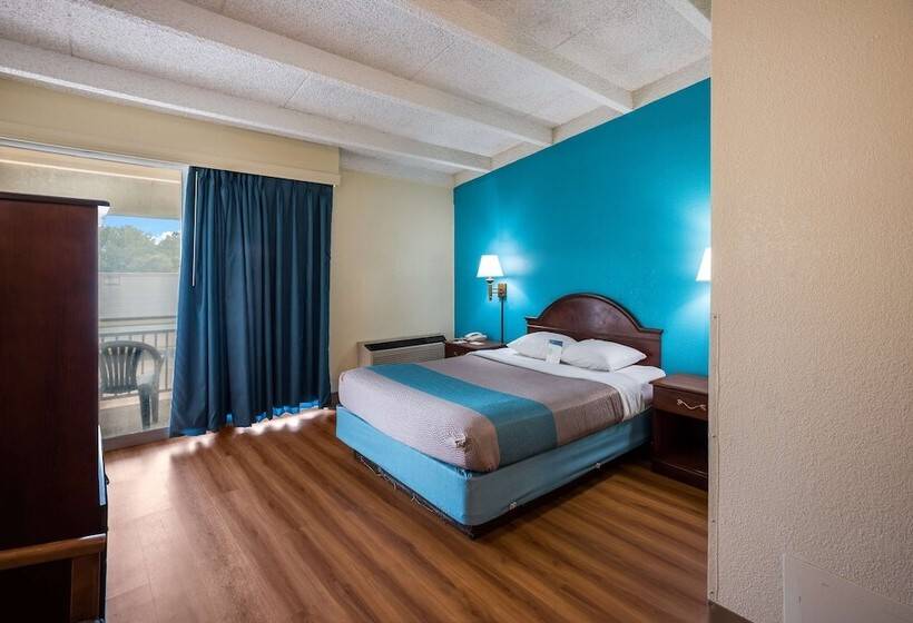 Отель Red Carpet Inn & Suites