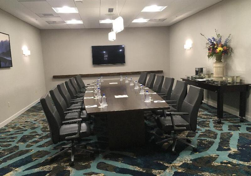 リゾートホテル Crowne Plaza Ventura Beach, An Ihg