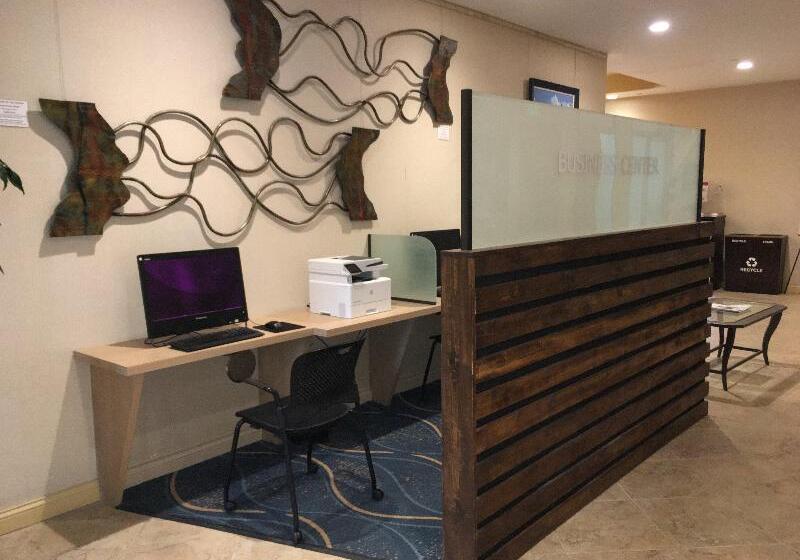 リゾートホテル Crowne Plaza Ventura Beach, An Ihg