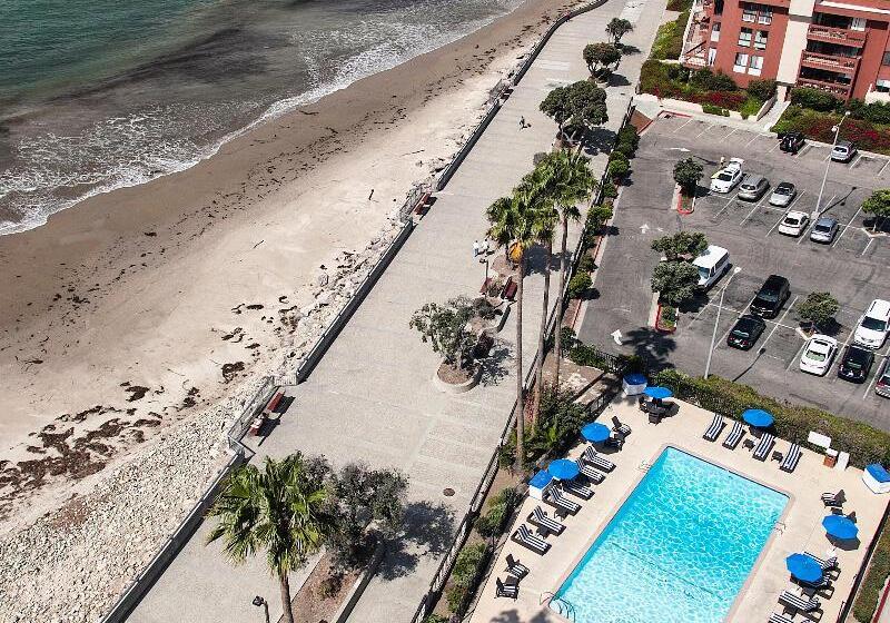 リゾートホテル Crowne Plaza Ventura Beach, An Ihg