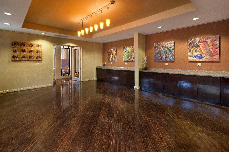 リゾートホテル Crowne Plaza Ventura Beach, An Ihg