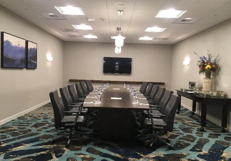 リゾートホテル Crowne Plaza Ventura Beach, An Ihg