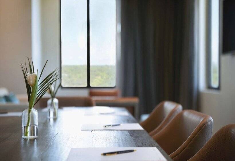 THesis Hotel Miami Coral Gables, Curio Collection by Hilton
