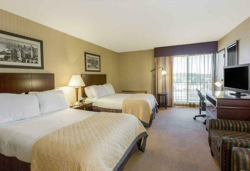Wyndham Garden Hotel Newark Airport