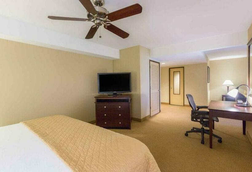Wyndham Garden Hotel Newark Airport