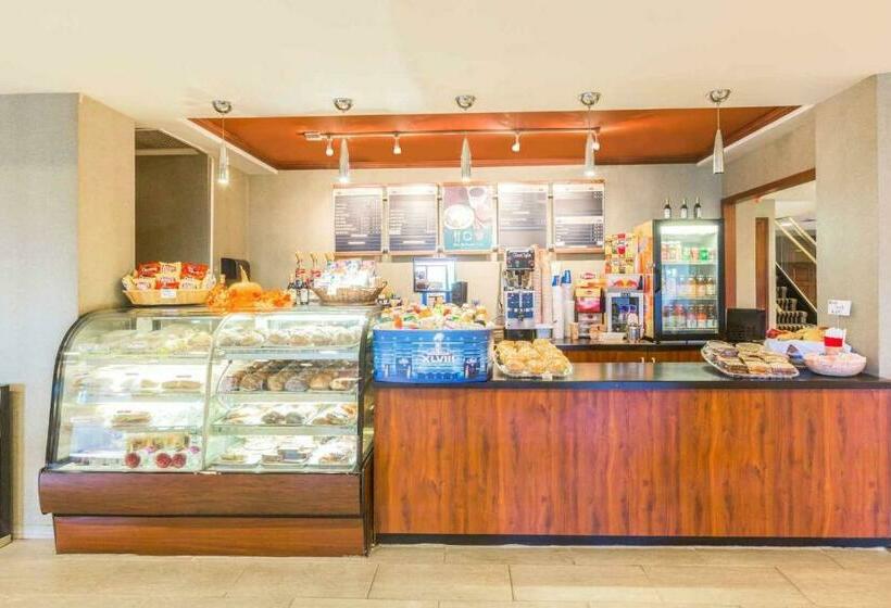 Wyndham Garden Hotel Newark Airport