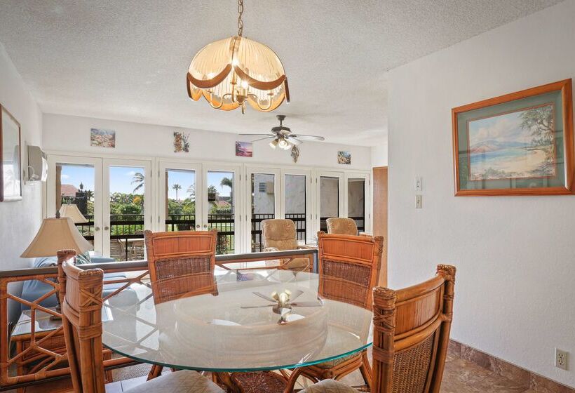 Отель Aston Maui Hill