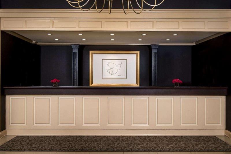 Bella Vista Hotel & Suites