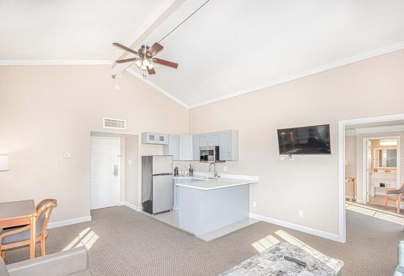 בית מלון כפרי Casa Bella Inn & Suites Extended Stay