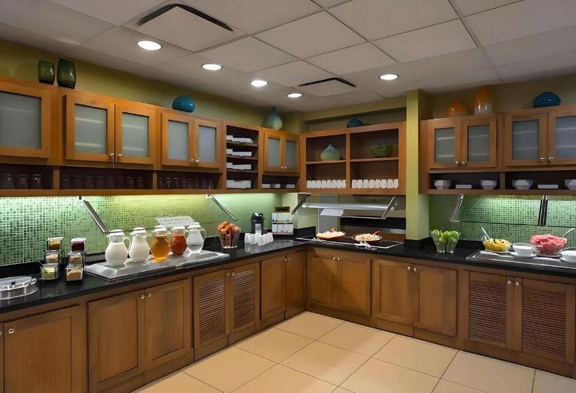 Отель Comfort Suites Milwaukee West