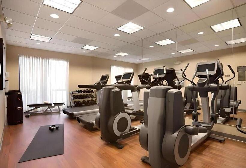 Отель Comfort Suites Milwaukee West