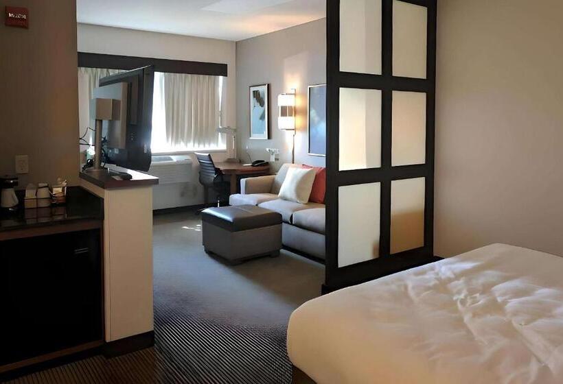 Отель Comfort Suites Milwaukee West