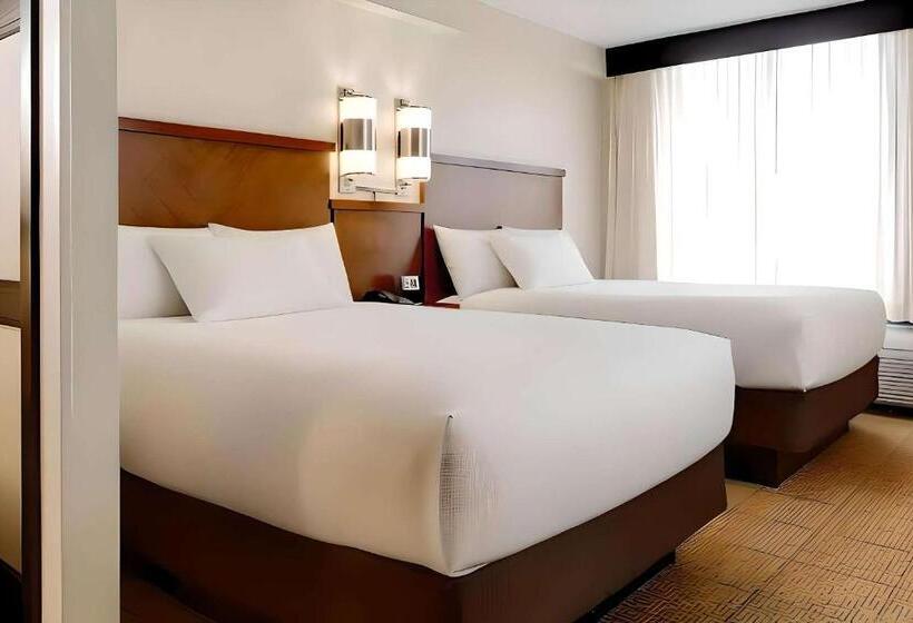 Отель Comfort Suites Milwaukee West