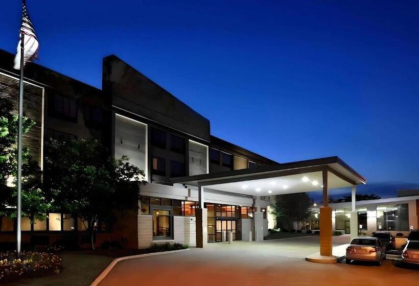 Отель Comfort Suites Milwaukee West