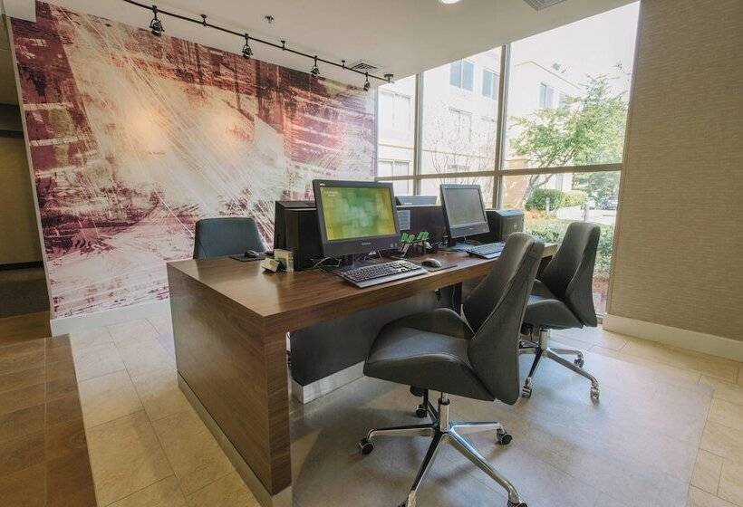 هتل Courtyard By Marriott Nashua