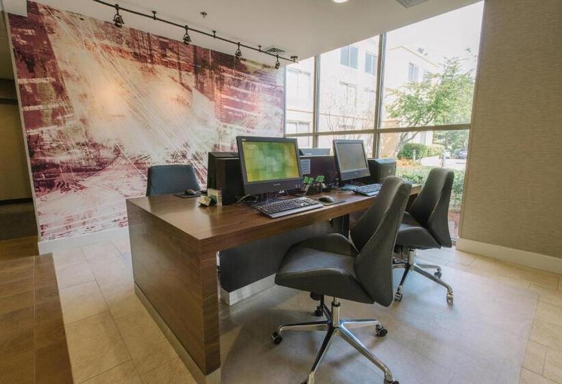 هتل Courtyard By Marriott Nashua