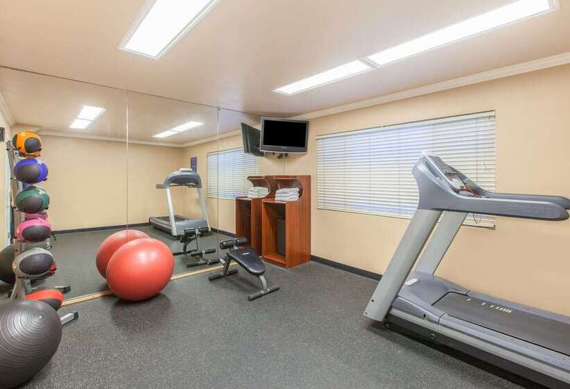 هتل Days Inn By Wyndham Camarillo  Ventura