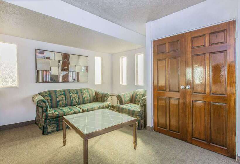 בית מלון כפרי Days Inn By Wyndham Camarillo  Ventura