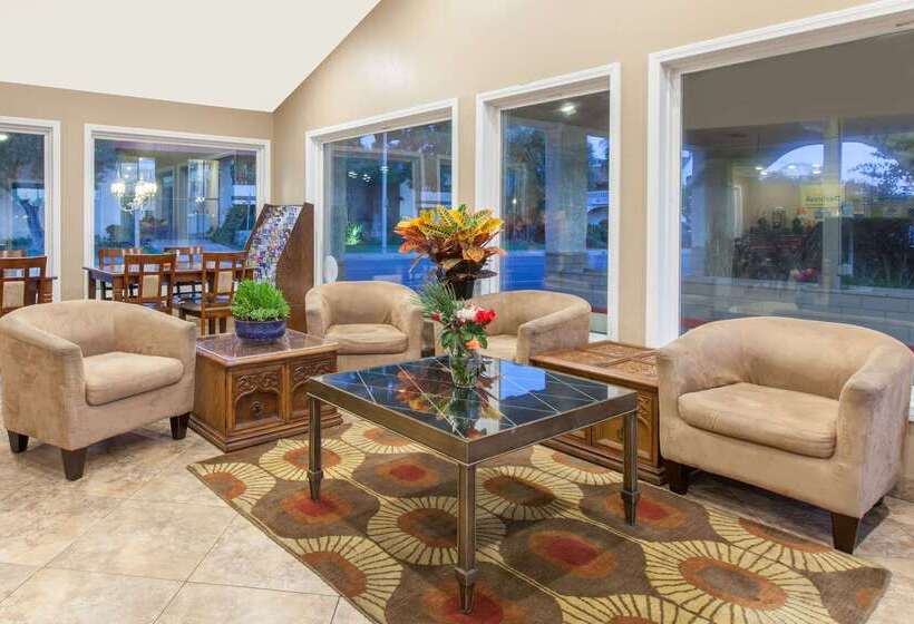 בית מלון כפרי Days Inn By Wyndham Camarillo  Ventura