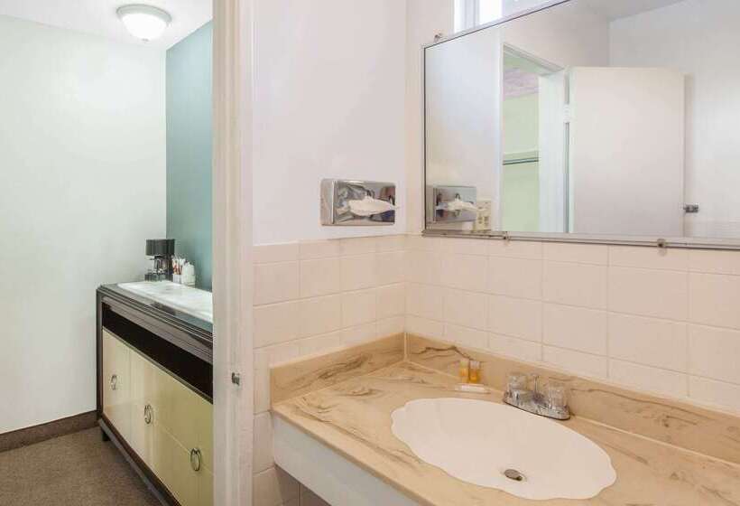 בית מלון כפרי Days Inn By Wyndham Camarillo  Ventura