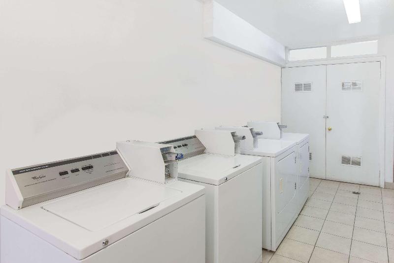 בית מלון כפרי Days Inn By Wyndham Camarillo  Ventura