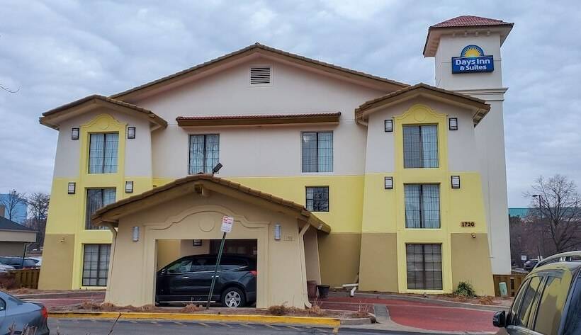 ホテル Days Inn & Suites By Wyndham Schaumburg  Woodfield Mall