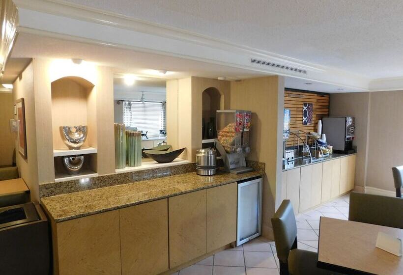 ホテル Days Inn & Suites By Wyndham Schaumburg  Woodfield Mall