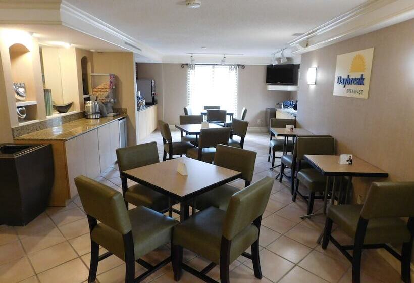 ホテル Days Inn & Suites By Wyndham Schaumburg  Woodfield Mall