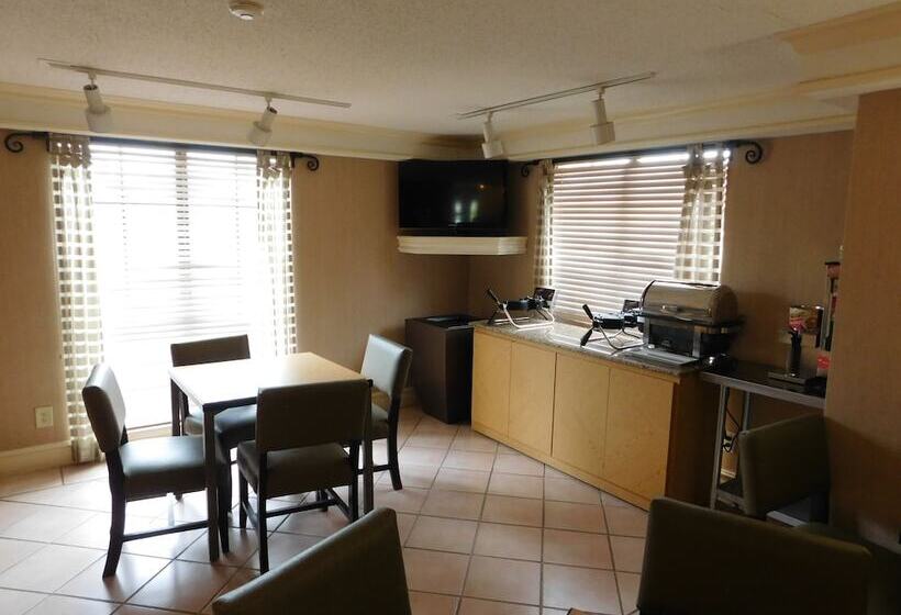 ホテル Days Inn & Suites By Wyndham Schaumburg  Woodfield Mall