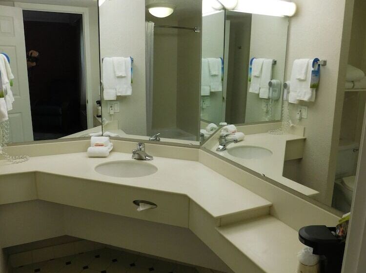 هتل Days Inn & Suites By Wyndham Schaumburg  Woodfield Mall