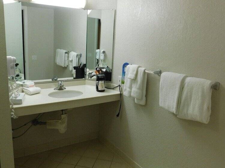 ホテル Days Inn & Suites By Wyndham Schaumburg  Woodfield Mall