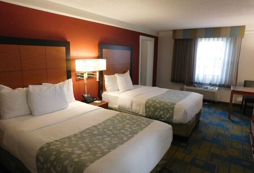 ホテル Days Inn & Suites By Wyndham Schaumburg  Woodfield Mall