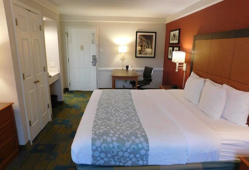 هتل Days Inn & Suites By Wyndham Schaumburg  Woodfield Mall