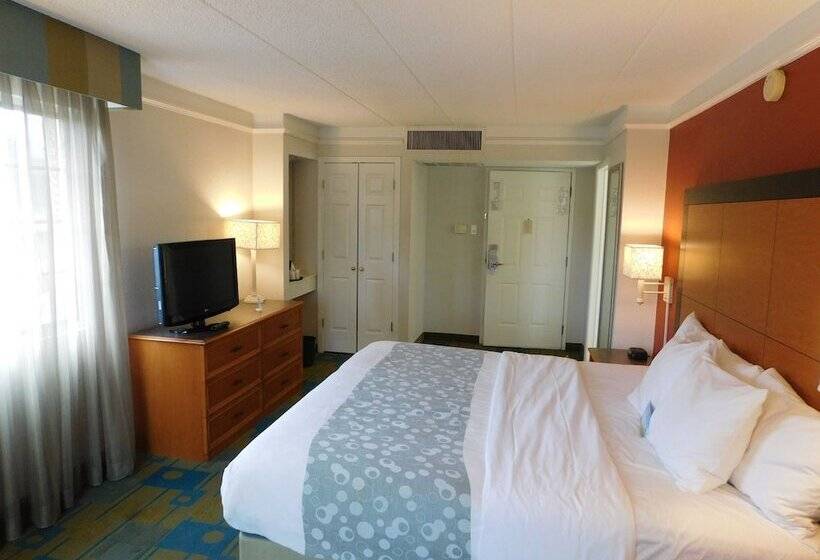 هتل Days Inn & Suites By Wyndham Schaumburg  Woodfield Mall