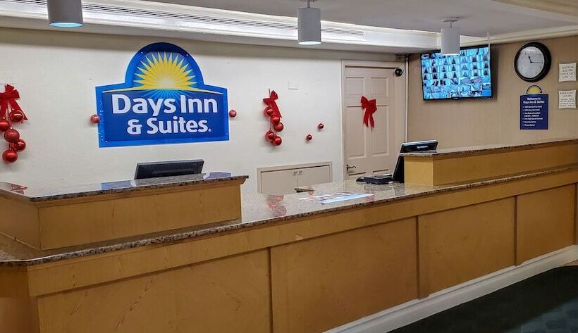 هتل Days Inn & Suites By Wyndham Schaumburg  Woodfield Mall