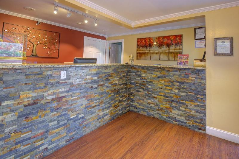 هتل Econo Lodge Sevierville Pigeon Forge On The River