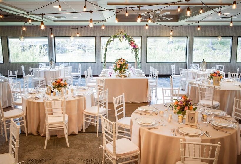 هتل Holiday Inn Milwaukee Riverfront, An Ihg