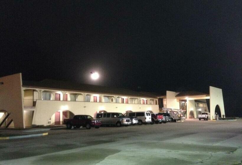 فندق Hometown Inn & Suites