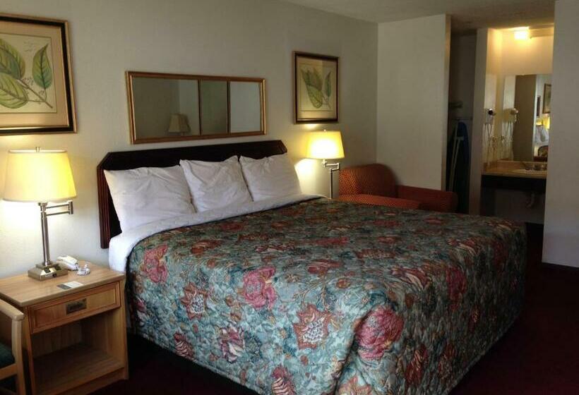 فندق Hometown Inn & Suites