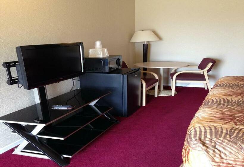 فندق Hometown Inn & Suites