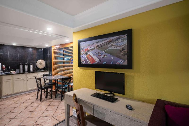 Отель Howard Johnson By Wyndham Atlanta College Park