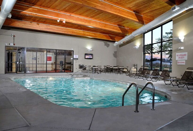 Отель Comfort Suites Milwaukee West