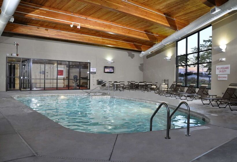 Отель Comfort Suites Milwaukee West