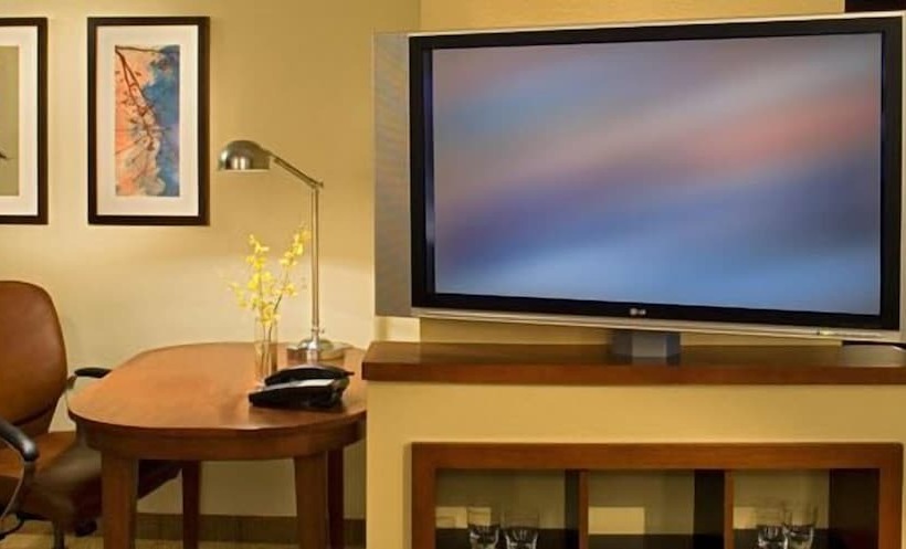 Отель Comfort Suites Milwaukee West