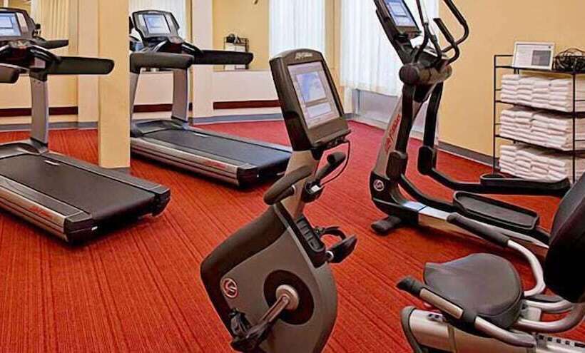 Отель Comfort Suites Milwaukee West