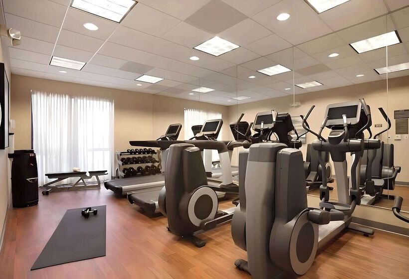 Отель Comfort Suites Milwaukee West